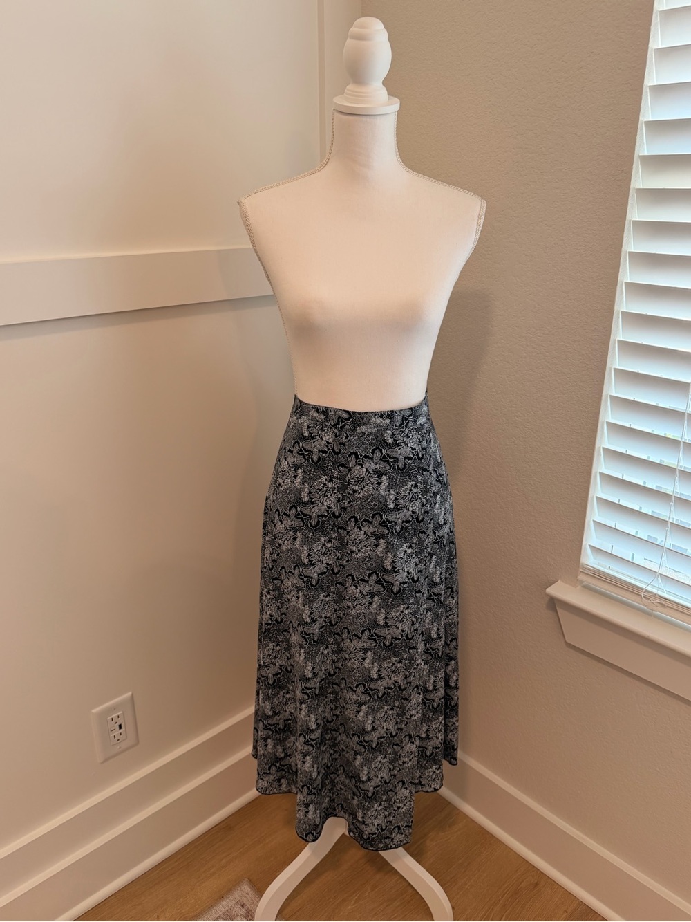 Sag Harbor Woman Black & White Floral Midi Skirt | Size 18W